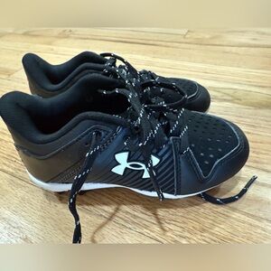 Boys under armor baseball shoes